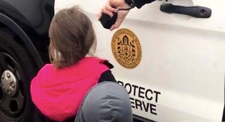 (VIDEO)Officer helps girl say