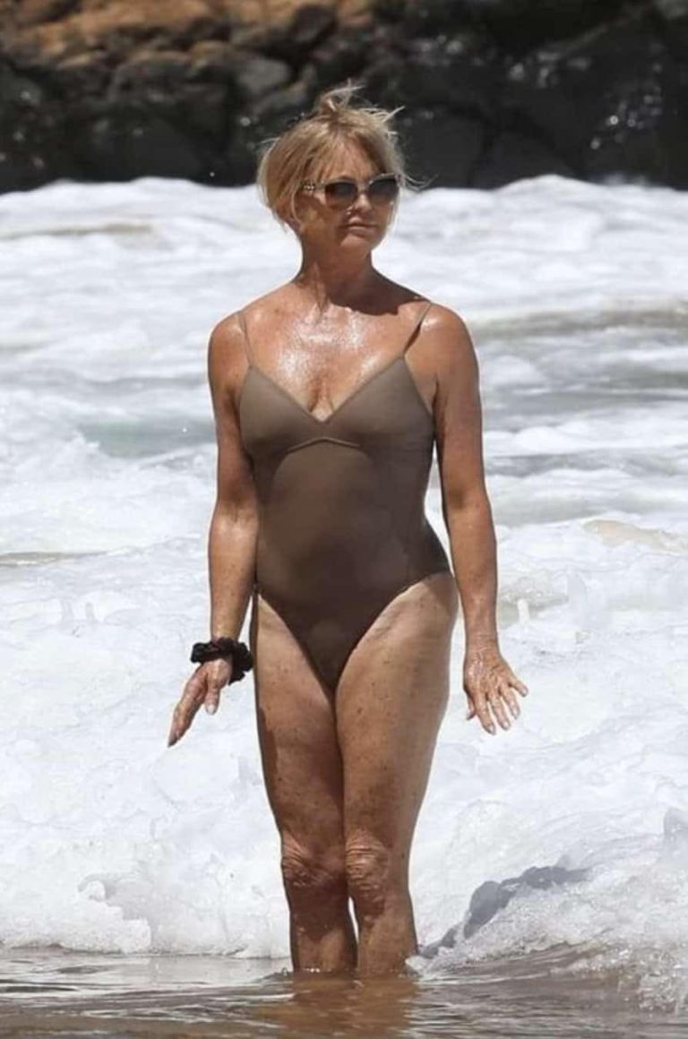 Goldie Hawn vacation pictures in swimsuit