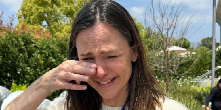 Jennifer Garner breaks down in tears as she r