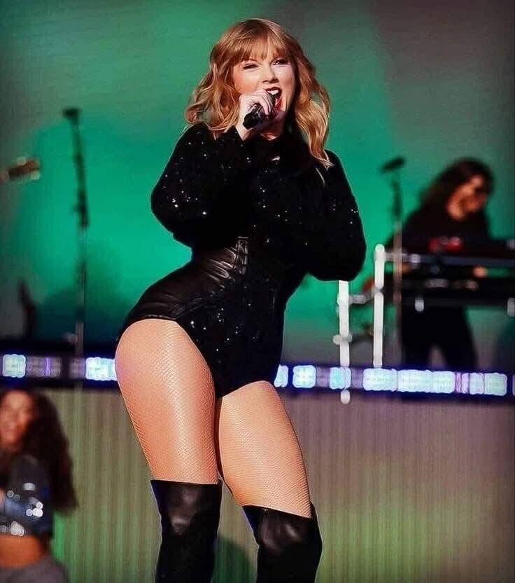 Taylor Swift, 35, is showing off he