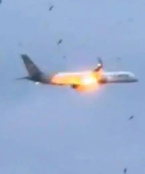 Sh0ck moment Boeing plane engine bursts into