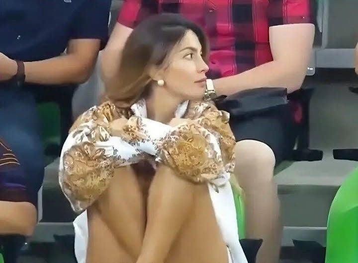 She SH0WED Her CameI T0E ln LlVE TV