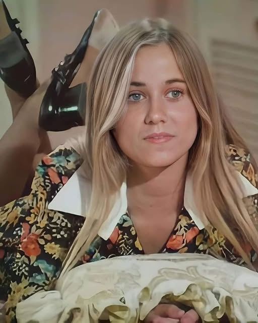 HT10. Marcia Brady CameI T
