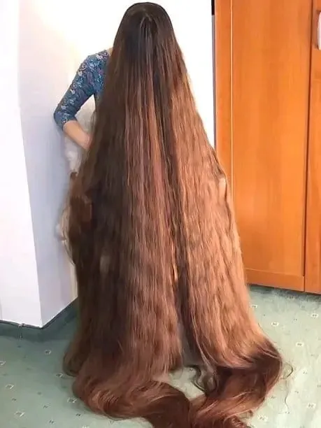 Woman cuts her hair fo